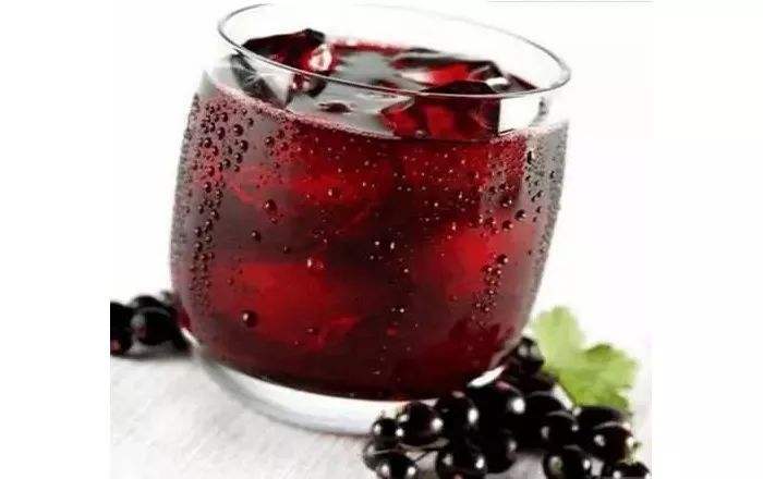 夏天红酒加冰不可取，毕竟不是喝葡萄汁